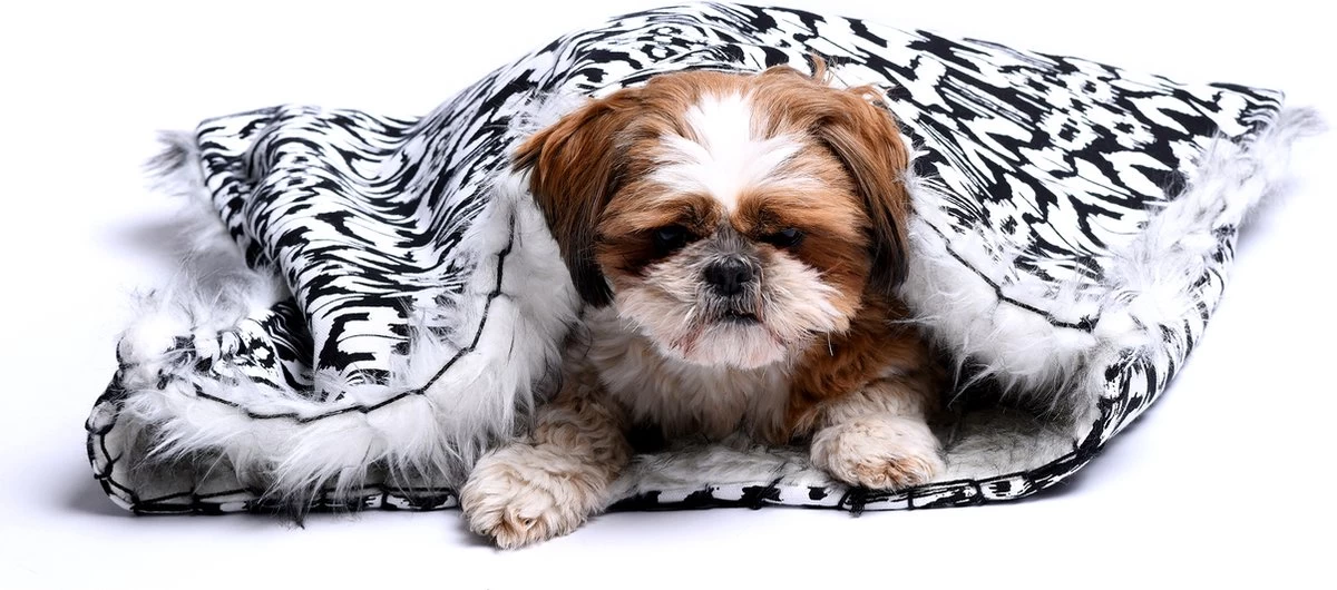 Dogs&Co Honden Slaapzak Ethnic 70x50cm Zwart/wit – Hondenslaapzak – Kattenslaapzak – Geschikt Voor Honden Of Katten T/m 10KG 1 Dogs&Co Honden Slaapzak Ethnic 70x50cm Zwart/wit – Hondenslaapzak – Kattenslaapzak – Geschikt Voor Honden Of Katten T/m 10KG